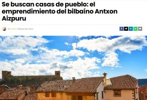 tejados de casas de pueblo con un castillo de fondo